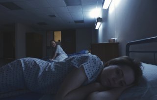 Unsane: Claire Foy e Juno Temple in una scena del film