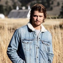 Yellowstone: Luke Grimes in una scena della serie