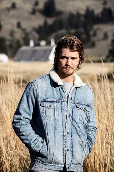 Yellowstone: Luke Grimes in una scena della serie