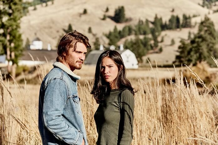Luke Grimes e Kelsey Asbille in una scena di Yellowstone