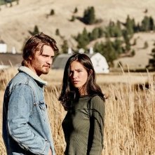 Yellowstone: Luke Grimes e Kelsey Asbille in una scena della serie