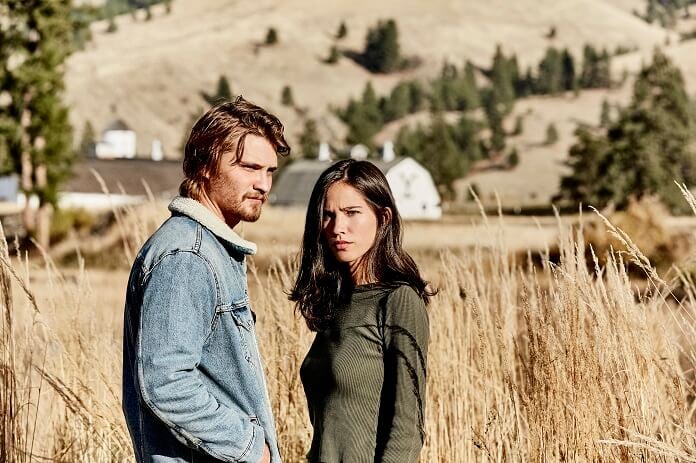 Yellowstone: Luke Grimes e Kelsey Asbille in una scena della serie