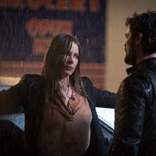 Bent - Polizia criminale: Karl Urban e Sofia Vergara in una scena del film