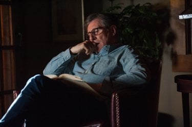 Hereditary: Gabriel Byrne in una scena del film