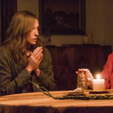 Hereditary: Toni Collette e Ann Dowd in una scena del film
