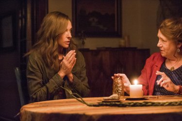 Hereditary: Toni Collette e Ann Dowd in una scena del film