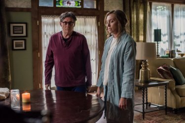 Hereditary: Toni Collette e Gabriel Byrne in una scena del film