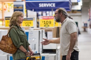 Io, Dio e Bin Laden: Nicolas Cage e Wendi McLendon-Covey in una scena del film