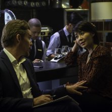 Le ultime 24 ore: Ethan Hawke e Qing Xu in una scena del film