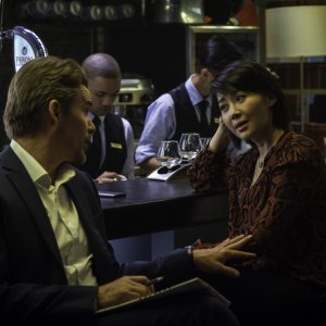 Le ultime 24 ore: Ethan Hawke e Qing Xu in una scena del film