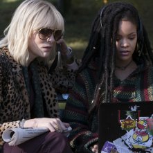 Ocean's 8: Cate Blanchett e Rihanna in una scena del film