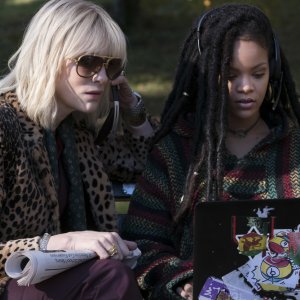 Ocean's 8: Cate Blanchett e Rihanna in una scena del film