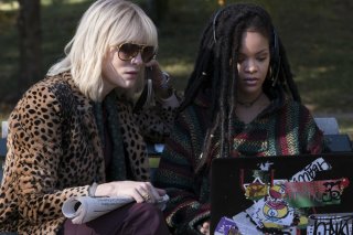 Ocean's 8: Cate Blanchett e Rihanna in una scena del film