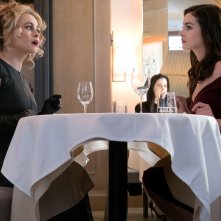 Ocean's 8: Helena Bonham Carter e Anne Hathaway in una scena del film