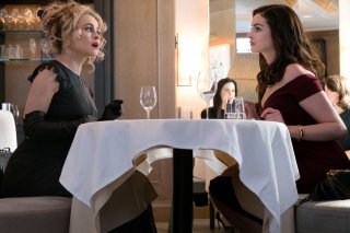 Ocean's 8: Helena Bonham Carter e Anne Hathaway in una scena del film