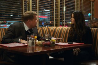 Ocean's 8: Sandra Bullock e James Corden in una scena del film
