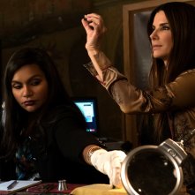 Ocean's 8: Sandra Bullock e Mindy Kaling in una scena del film