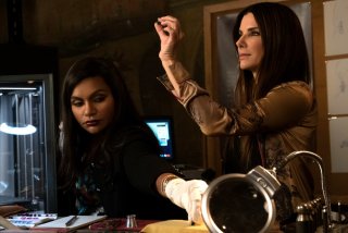 Ocean's 8: Sandra Bullock e Mindy Kaling in una scena del film