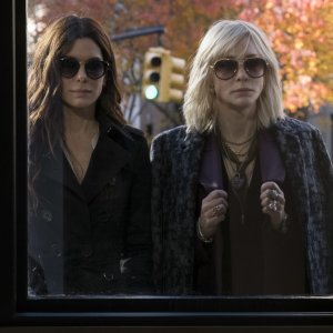 Ocean's 8: Sandra Bullock e Cate Blanchett in una scena del film