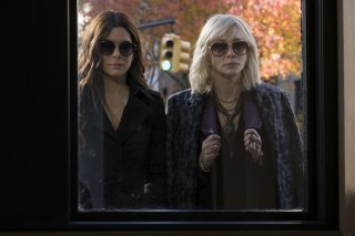 Ocean's 8: Sandra Bullock e Cate Blanchett in una scena del film