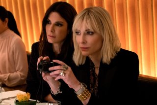 Ocean's 8: Sandra Bullock e Cate Blanchett in un momento del film