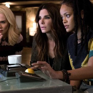 Ocean's 8: Sarah Paulson, Sandra Bullock e Rihanna in una scena del film