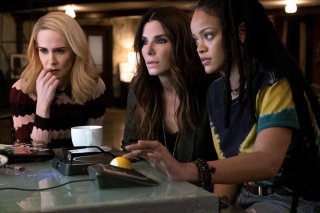 Ocean's 8: Sarah Paulson, Sandra Bullock e Rihanna in una scena del film
