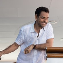 Overboard: Eugenio Derbez in una scena del film