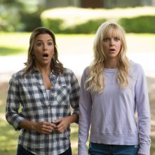 Overboard: Eva Longoria e Anna Faris in una scena del film