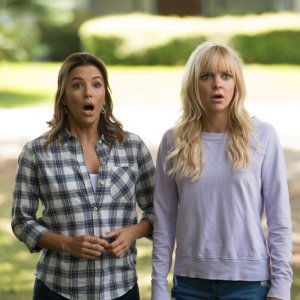 Overboard: Eva Longoria e Anna Faris in una scena del film