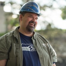 Overboard: Mel Rodriguez in una scena del film