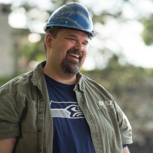 Overboard: Mel Rodriguez in una scena del film