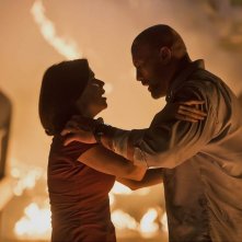 Skyscraper: Dwayne Johnson e Neve Campbell in una scena del film
