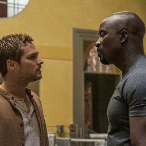 Luke Cage: Mike Colter e Finn Jones nell'episodio The Main Ingredient