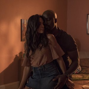 Luke Cage: Mike Colter e Rosario Dawson in una scena di Soul Brother #1