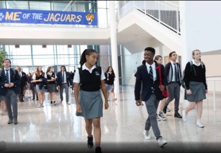 The Hate U Give: Amandla Stenberg e Algee Smith camminano nei corridoi della scuola