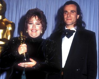 Kathy Bates in compagnia di Daniel Day-Lewis con l'Oscar vinto nel 1991 per "Misery non deve morire"