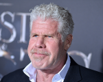 Ron Perlman su Weinstein: 'Una volta gli diedi la mano dopo averci pisciato sopra'