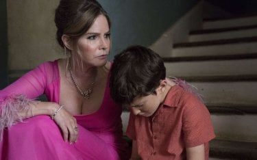 Patrick Melrose: Jennifer Jason Leigh e Sebastian Maltz in una scena