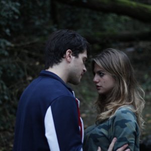 Tafanos: Cristina Marino e Alessio Lapice in una scena del film