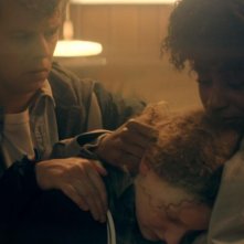 Kiss Me First: Matthew Aubrey, Simona Brown, e Tallulah Haddon nell'episodio You Can Never Go Home