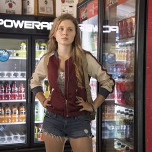Sharp Objects: Eliza Scanlen in una scena dell'episodio Dirt