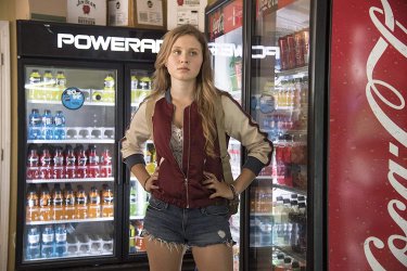 Sharp Objects: Eliza Scanlen in una scena dell'episodio Dirt