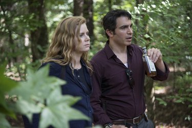 Sharp Objects: Amy Adams insieme a Chris Messina nell'episodio Ripe