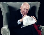 Sacha Baron Cohen si è fatto autografare un kit per tortura da Dick Cheney
