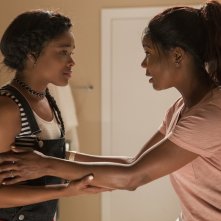 Breaking In: Gabrielle Union e Ajiona Alexus in una scena del film