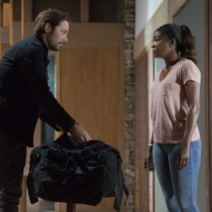 Breaking In: Gabrielle Union e Billy Burke in una scena del film