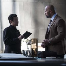 Skyscraper: Dwayne Johnson e Chin Han in una scena del film