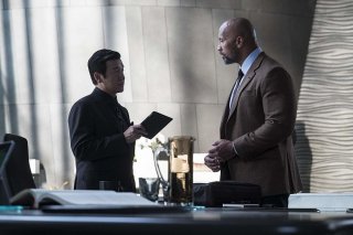 Skyscraper: Dwayne Johnson e Chin Han in una scena del film