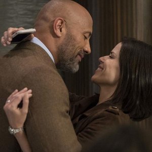 Skyscraper: Dwayne Johnson e Neve Campbell in una scena del film